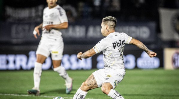 Santos encara o Athletico-PR.