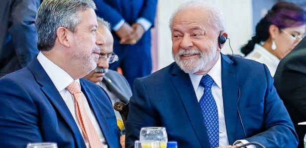 Pela manhã, Lula esteve com Arthur Lira na reunião de lideres da America do Sul, A noite Lira derrotou o Governo ao aporvar o Marco Temporla dos Povos Indígenas