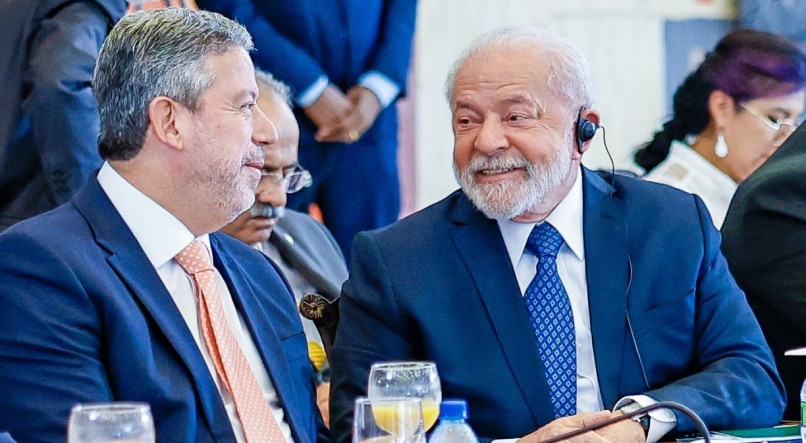 O presidente da Câmara, Arthur Lira (PP), ao lado de Lula (PT)