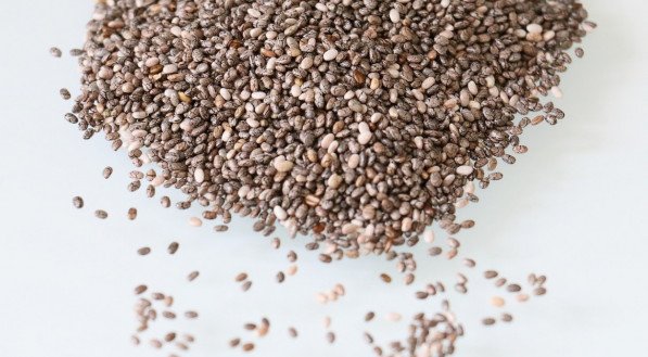 A chia é uma semente que tem ganhado popularidade como um superalimento devido aos seus diversos benefícios nutricionais. Ela é originária da planta Salvia hispânica, nativa do México