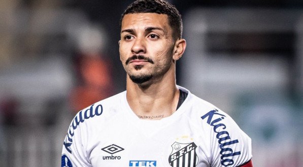 Santos entra em campo.