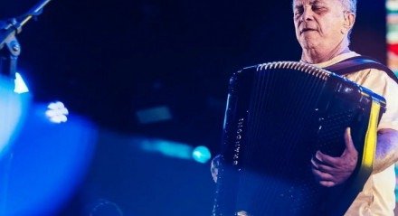 SÃO JOÃO 2023 Flávio José durante apresentação no palco do São João de Campina Grande