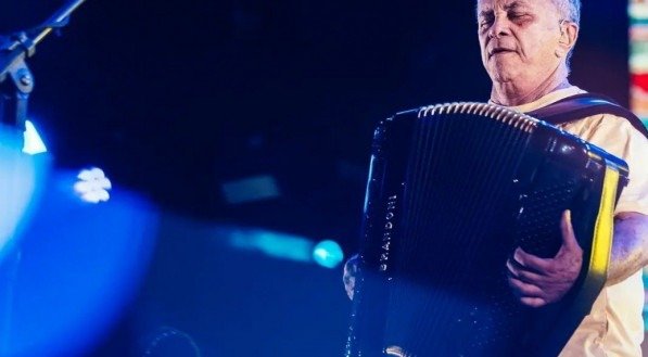 SÃO JOÃO 2023 Flávio José durante apresentação no palco do São João de Campina Grande