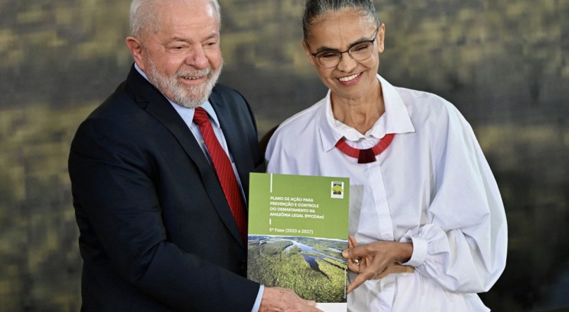 Lula e Marina Silva com o Plano de Ação para Prevenção e Controle do Desmatamento na Amazônia Legal 