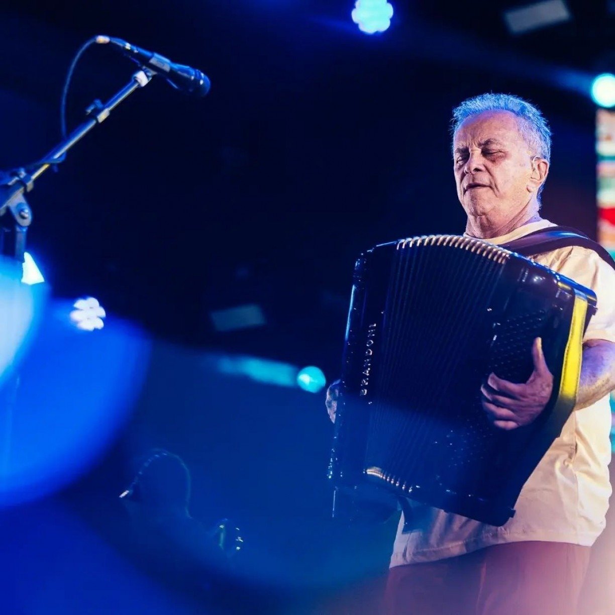 SÃO JOÃO 2023 Flávio José durante apresentação no palco do São João de Campina Grande