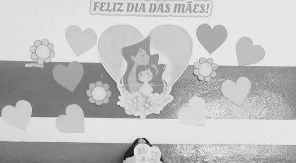 Menina de 7 anos morre após levar choque em celular que estava carregando na tomada
