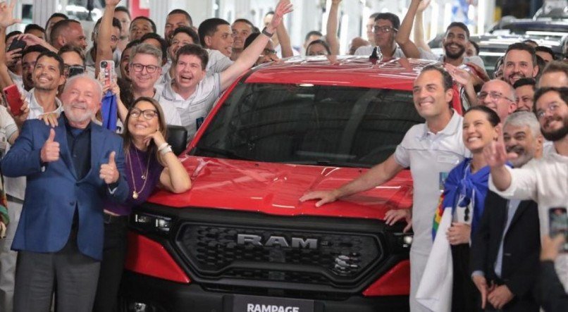 Ao lado do presidente da Stellantis para a América do Sul, Antonio Filosa, Lula acionou a linha de prensas.