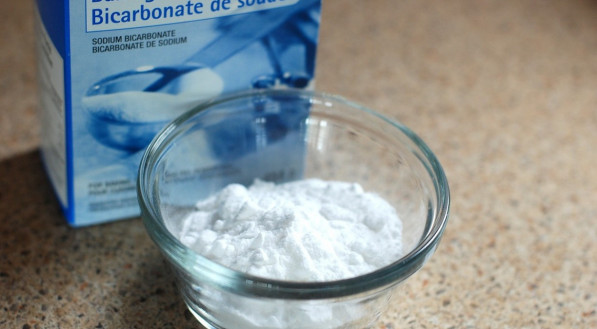 Muito utilizado em receitas, o bicarbonato de sódio tem efeito antiácido, favorecendo a regulação do PH do estômago.