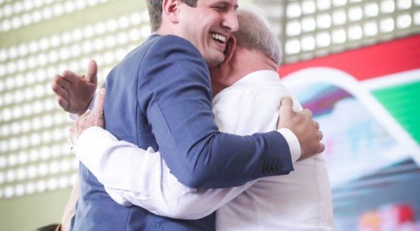 "Se aparecer no Google que LULA baixou o preço do remédio, é mentira. Ele baixou não; ele zerou, é de graça", diz João Campos sobre o Farmácia Popular