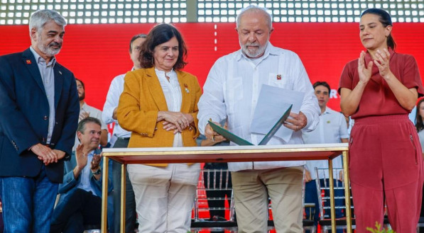 Humberto Costa, Nísia Trindade Lima (Saúde), presidente Lula e governaodra Raquel Lyra em agenda em Pernambuco