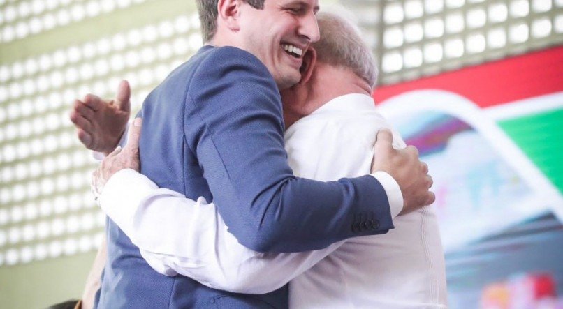 Ao lado de Lula, João Campos participa da cerimônia de lançamento do novo Farmácia Popular