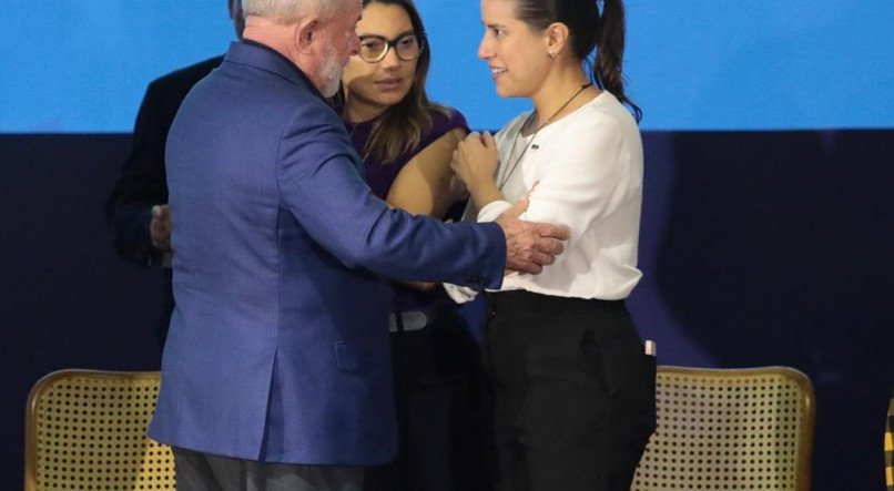 O presidente Lula e a governadora Raquel Lyra em evento na f&aacute;brica da Stellantis, em Goiana