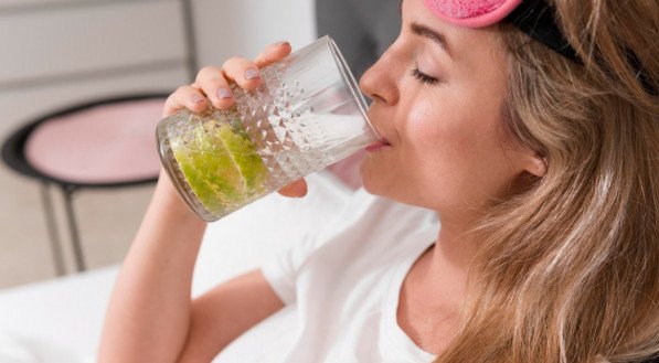 ÁGUA DE LIMÃO COM CHIA EMAGRECE 4KG POR SEMANA? 5 benefícios milagrosos de tomar mistura no dia-a-dia