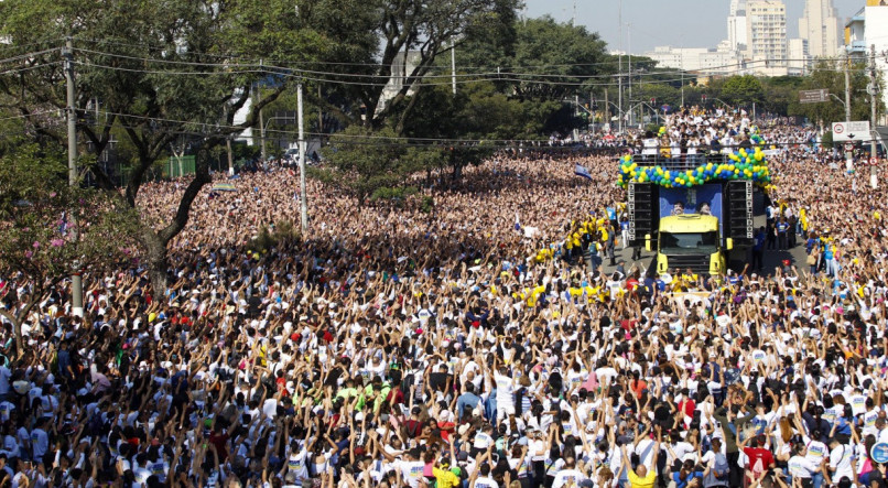 Público acompanha culto durante a 31ª edição da Marcha para Jesus 2023, no centro de São Paulo