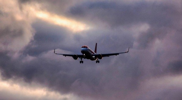 Imagem ilustrativa de avi&atilde;o