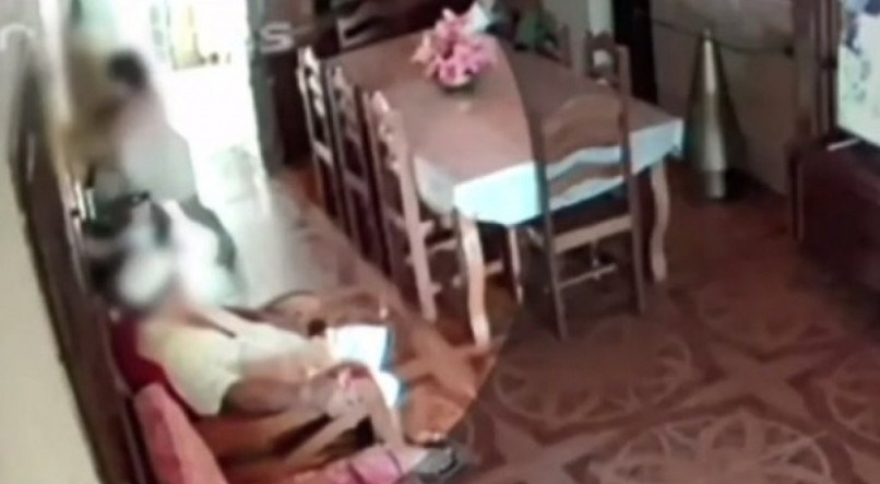 Câmera de segurança da residência gravou tentativa da mulher de evitar o assalto