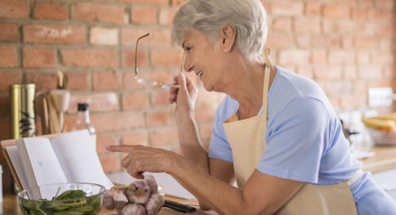 Veja como prevenir Alzheimer por meio de uma alimentação saudável