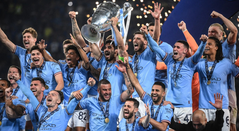 Manchester City venceu a triplice coroa inglesa na &uacute;ltima temporada ap&oacute;s vencer a Premier League, FA Cup e Champions League