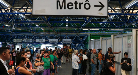 Metroviários de São Paulo devem entrar em greve nesta terça-feira (13).