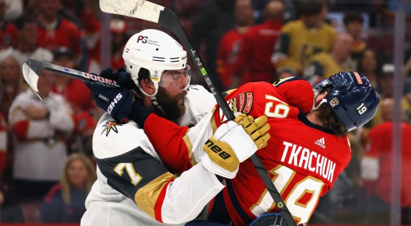 Alex Pietrangelo, do Golden Knights, e Matthew Tkachuk, do Florida Panthers, brigando durante o jogo 4 das finais da NHL 