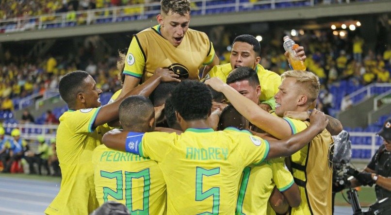 Seleção Brasileira Sub-20 comemora gol de Vitor Roque no Torneio Sul-Americano