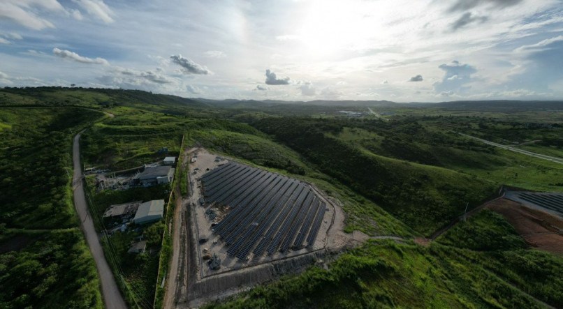Placas instaladas em parque de energia solar em Vitória de Santo Antão