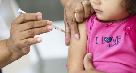 O esquema de vacinação pode variar de acordo com a idade de aplicação da primeira dose contra meningite B