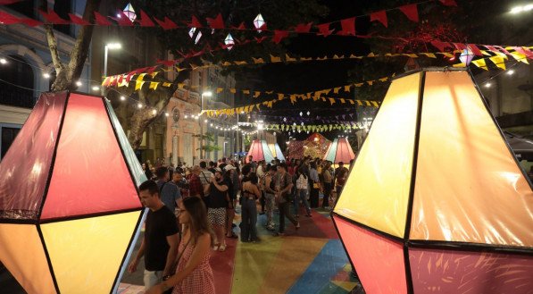 Pré São João - Festa de São João na Avenida Rio Branco no Recife Antigo - Forró - Recife Antigo - Festa - São João - Bandeirinhas - Balão - Festa 