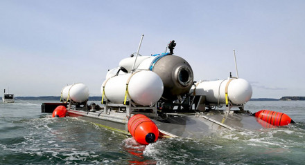 Equipes da marinha dos Estados Unidos e do Canadá estão realizando operações de busca do submarino desaparecido