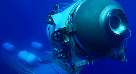 Equipes de resgate de Estados Unidos e Canadá esperam que a chegada de navios especializados em águas profundas e de especialistas permita encontrar o pequeno submarino