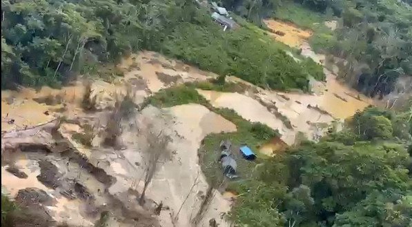 Vista aérea de garimpo ilegal em terra indígena Yanomami