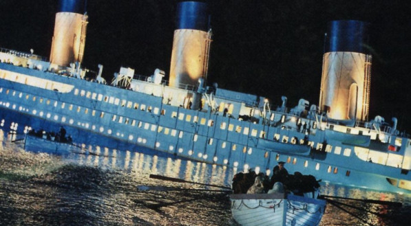 Das 2.224 pessoas a bordo, 1.500 morreram. A história da trágica colisão foi retratada no filme Titanic (1993), um grande sucesso de bilheteria
