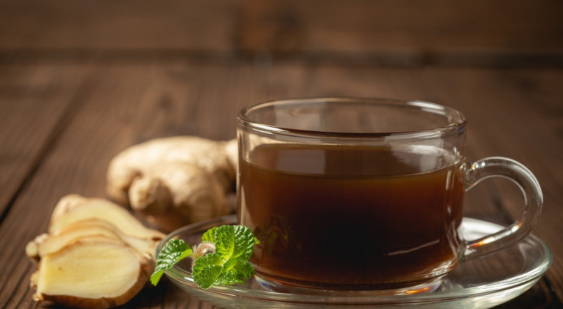 O chá de gengibre é uma das opções recomendadas de chá para limpar o fígado