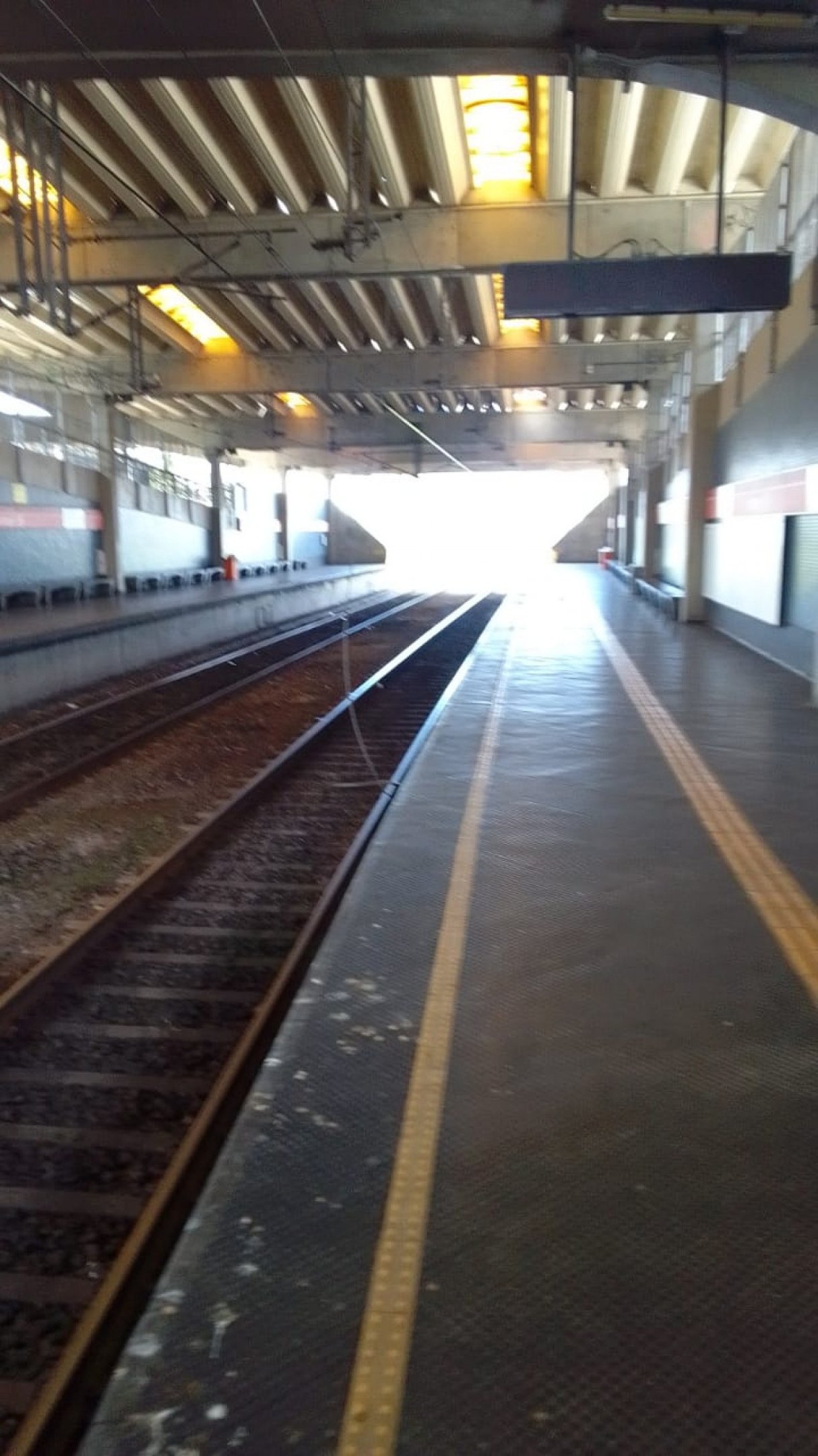 Rede aérea do Metrô do Recife explode 