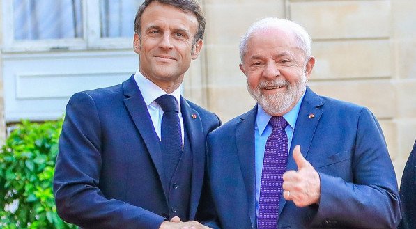 O segundo turno das elei&ccedil;&otilde;es legislativas francesas foram realizadas neste domingo. Os blocos de esquerda e de Macron conseguiram ficar &agrave; frente da extrema-direita