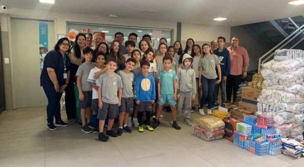 Escola do Recife reúne em gincana cinco toneladas de alimentos e produtos de higiene para doação 