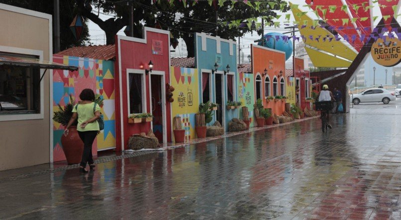 ANTEVÉSPERA DE SÃO JOÃO NA AVENIDA RIO BRANCO, RECIFE ANTIGO.