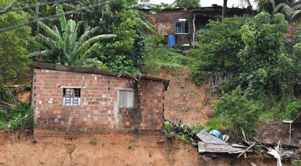 Imagem ilustrativa de casa construída em barreira íngreme e com risco de deslizamento; até o momento, a Defesa Civil contabiliza quatro ocorrências neste sábado (15)