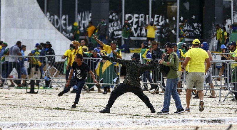 Manifestantes invadem Congresso, STF e Palácio do Planalto.