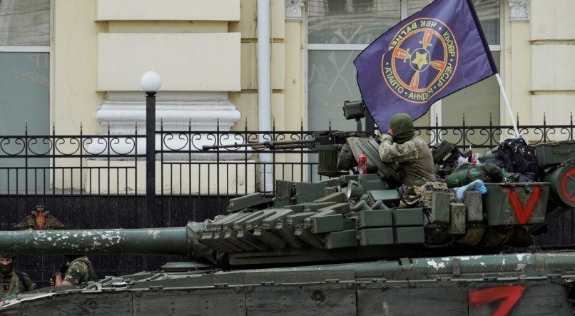 Membros do grupo Wagner sentam-se em cima de um tanque em uma rua na cidade de Rostov-on-Don, no sábado (24) 