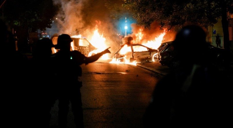 Mais de uma dezena de ve&iacute;culos e mobili&aacute;rio urbano foram queimados em protesto contra viol&ecirc;ncia policial, que matou com um tiro um jovem, de 17 anos, no sub&uacute;rbio de Paris