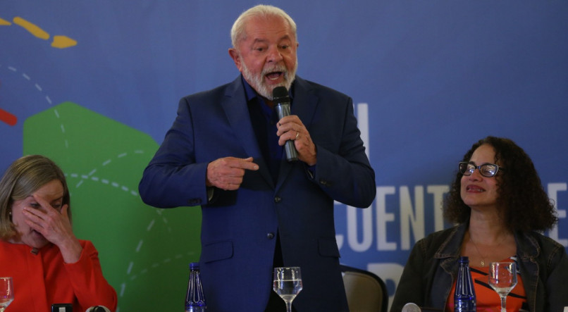 Lula relata que n&atilde;o planeja interven&ccedil;&atilde;o federal no Rio de Janeiro ap&oacute;s ataques no RJ. Presidente citou que trabalha com a&ccedil;&atilde;o conjunta entre estado e munic&iacute;pio do Rio de Janeiro para resolver situa&ccedil;&atilde;o