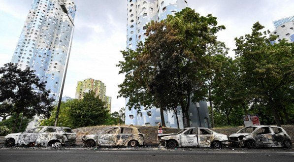 Carros queimados após protestos em Nanterre, subúrbio de Paris