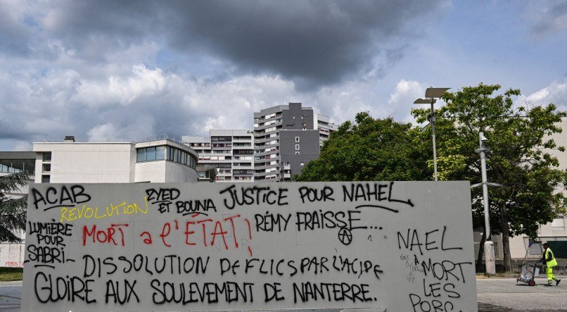 Parisienses protestam contra a morte de um adolescente de 17 anos pela polícia