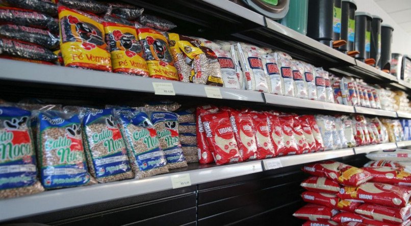 O atual sistema tributário brasileiro tem  imposto zero - tanto federal, quanto estadual - para produtos hortifrutigranjeiros (saladas, verduras, raízes, tubérculos, frutas, leite, ovo)