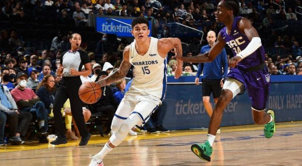 Gui Santos brilha pelo Warriors em partida contra o Nets.