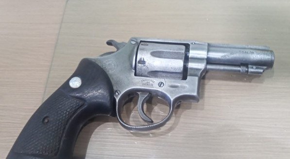 Vistoria descobre 'farra' de armas e drogas em penitenciária de segurança máxima de Pernambuco