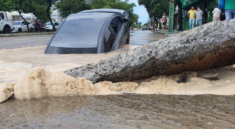 O veículo foi parcialmente 'engolido' após o piso ceder na Avenida Recife, em Areias, na Zona Oeste do Recife. No carro, além do motorista estava uma passageira. Nenhum dos dois ficou ferido