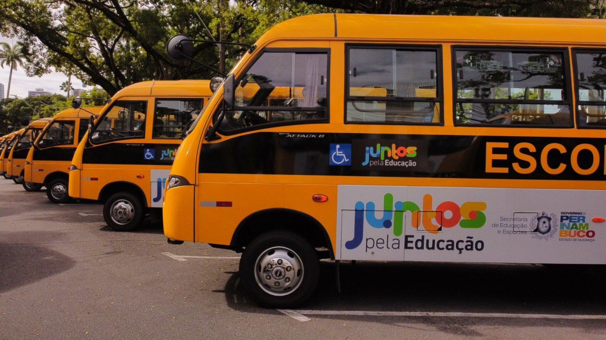 MPF aciona Justiça para que governo de Pernambuco retire propaganda de ônibus escolares