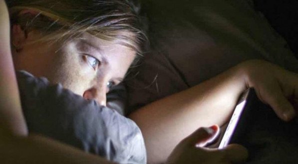 CELULAR FAZ MAL NA HORA DE DORMIR? Entenda os RISCOS ao usar o aparelho antes de dormir